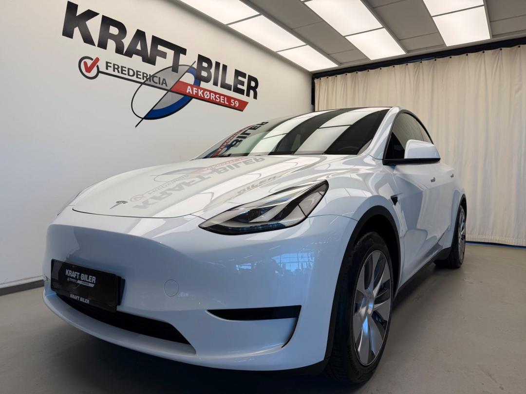 Tesla Model Y RWD hos Kraft Biler