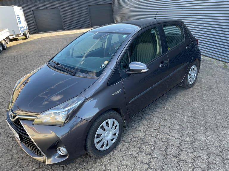 Toyota Yaris 1,5 Hybrid H2 e-CVT hos Brudlykkes Biler