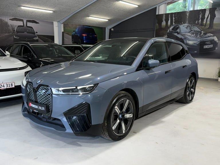 BMW iX xDrive40 Fully Charged Sport hos Thomsen Biler