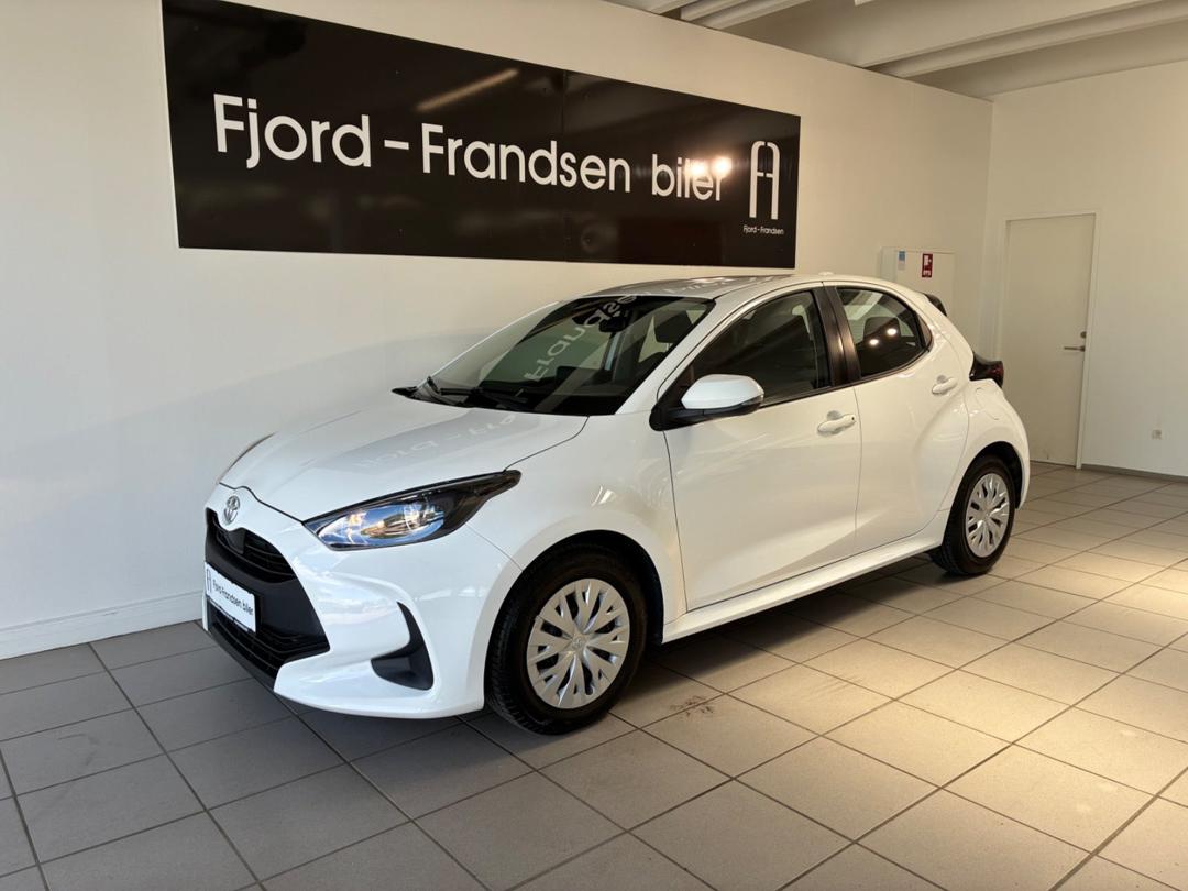 Toyota Yaris 1,0 T1 hos Fjord-Frandsen Biler