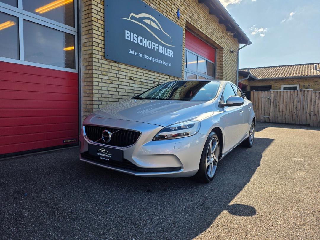 Volvo V40 2,0 T3 152 Momentum hos Bischoff Biler